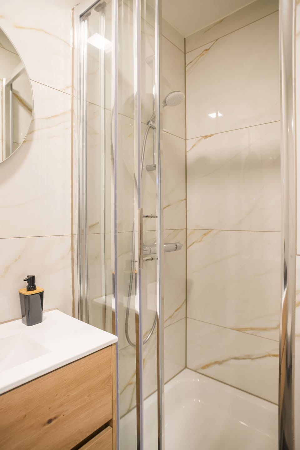 Unwind in a serene atmosphere in our beautifully appointed bathroom. A cheap stay with character—enjoy kitchen access and quick trips to Efteling and Poppodium 013 from Bed and Coffee.