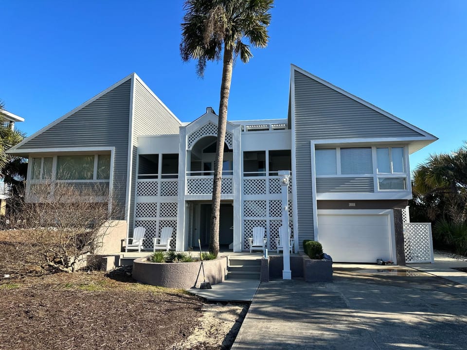 468 Tarpon Blvd.