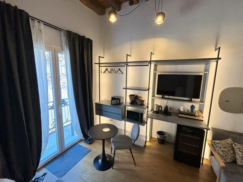 Deluxe Double Room, 1 King Bed, Private Bathroom, City View | Premium bedding, down comforters, memory foam beds, minibar