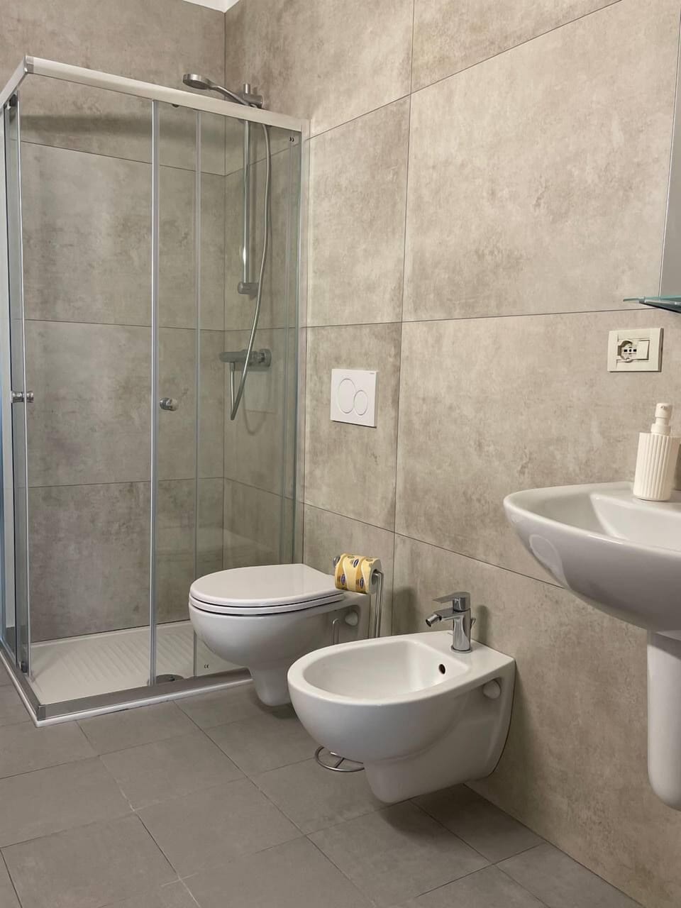 Classic Triple Room, City View | Bathroom | Shower, rainfall showerhead, free toiletries, hair dryer