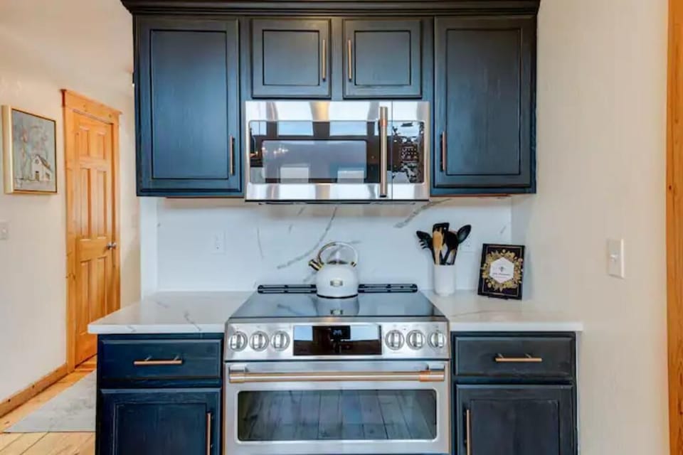 Brand new Cafe appliances - double oven, microwave, dishwasher and fridge all brand new.