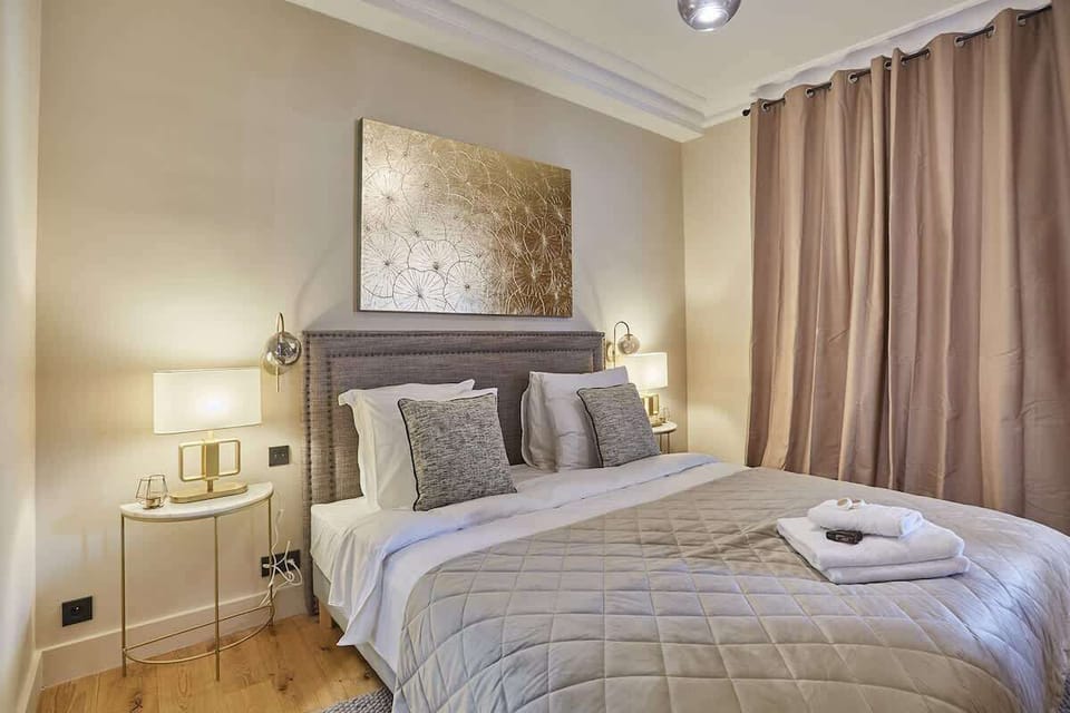 Chambre 2 avec lit queen size et sa salle de bain avec douche (sans toilette)