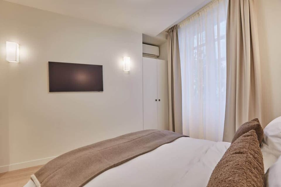 Chambre avec lit queen size et smart TV