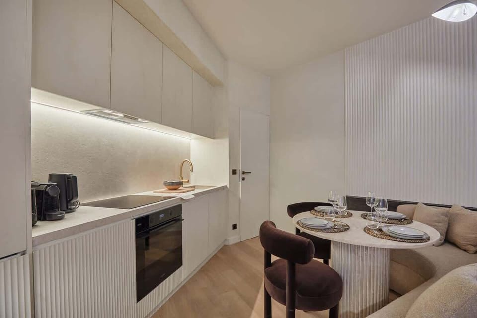 Salon avec canapé, cuisine ouverte et espace repas pour 4 personnes