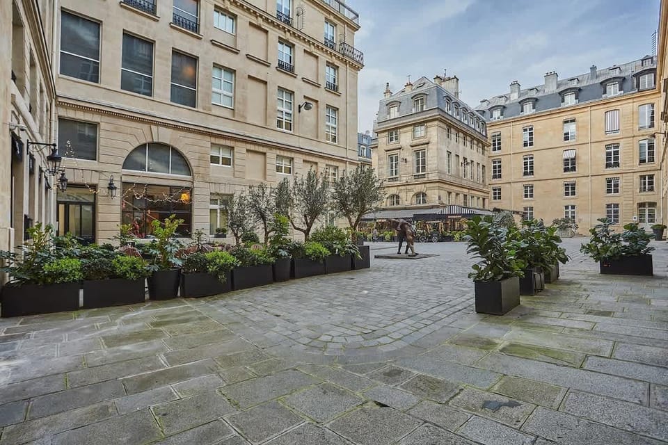 La célèbre Place Valois dans Emily in Paris