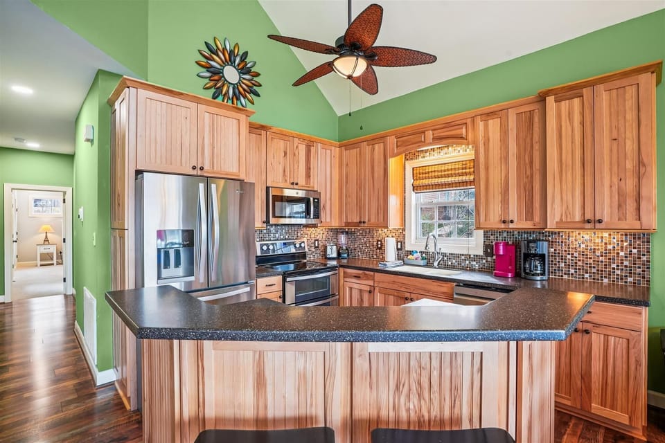 Fully furnished kitchen with Stainless Steel Appliances - island w/ 2 bar stools