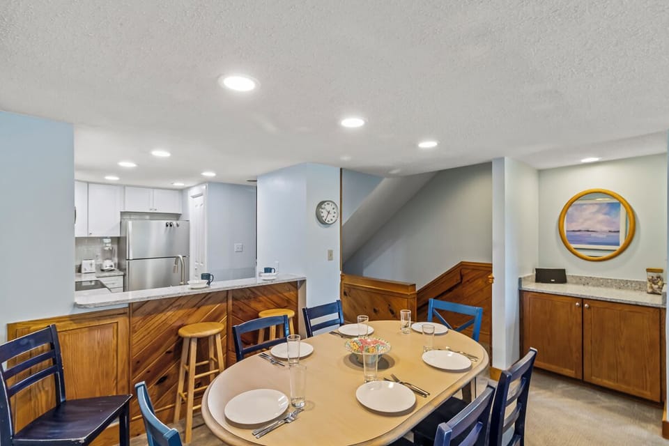 Main Level Dining Area