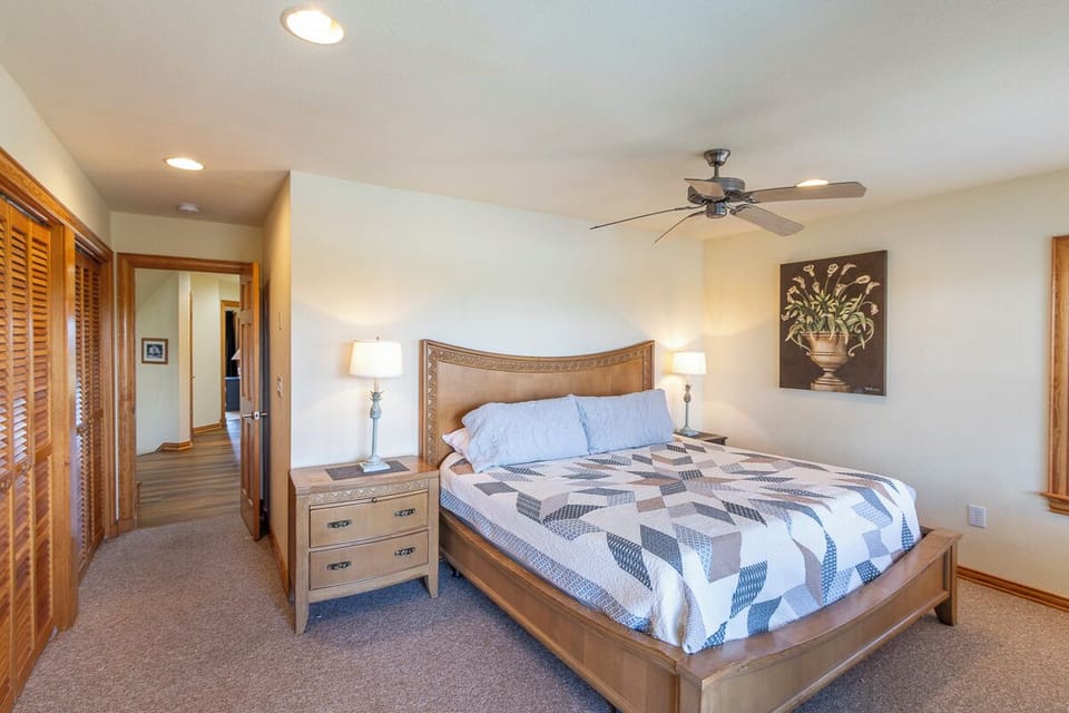Mid Level King En Suite