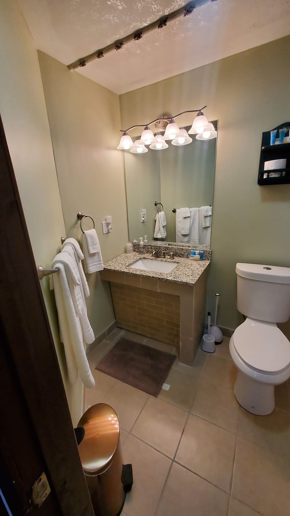 Basic Room, City View | Bathroom | Towels, soap, shampoo, toilet paper
