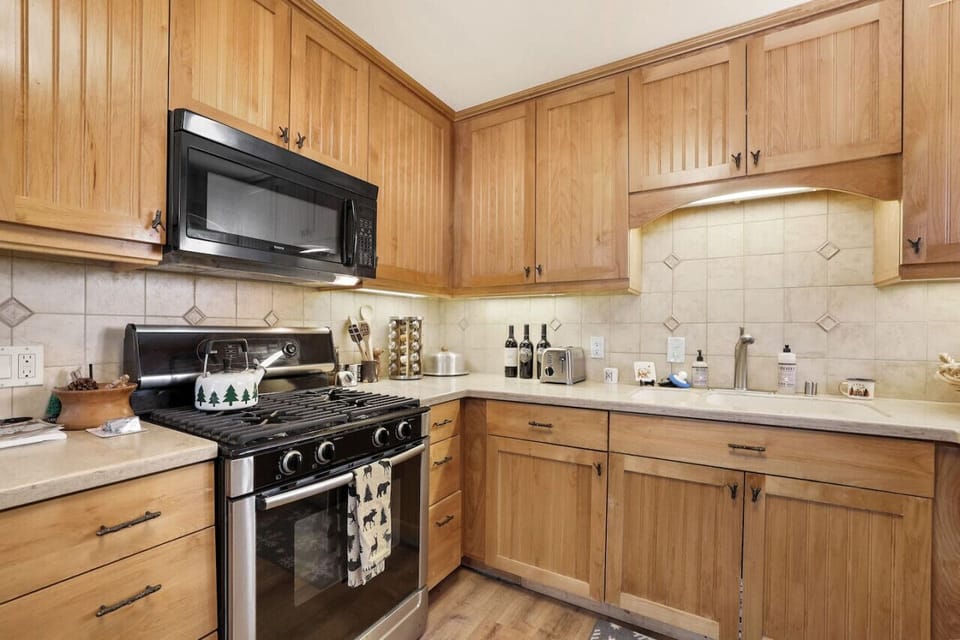Fully stocked kitchen w/ gas range & coffee pods provided