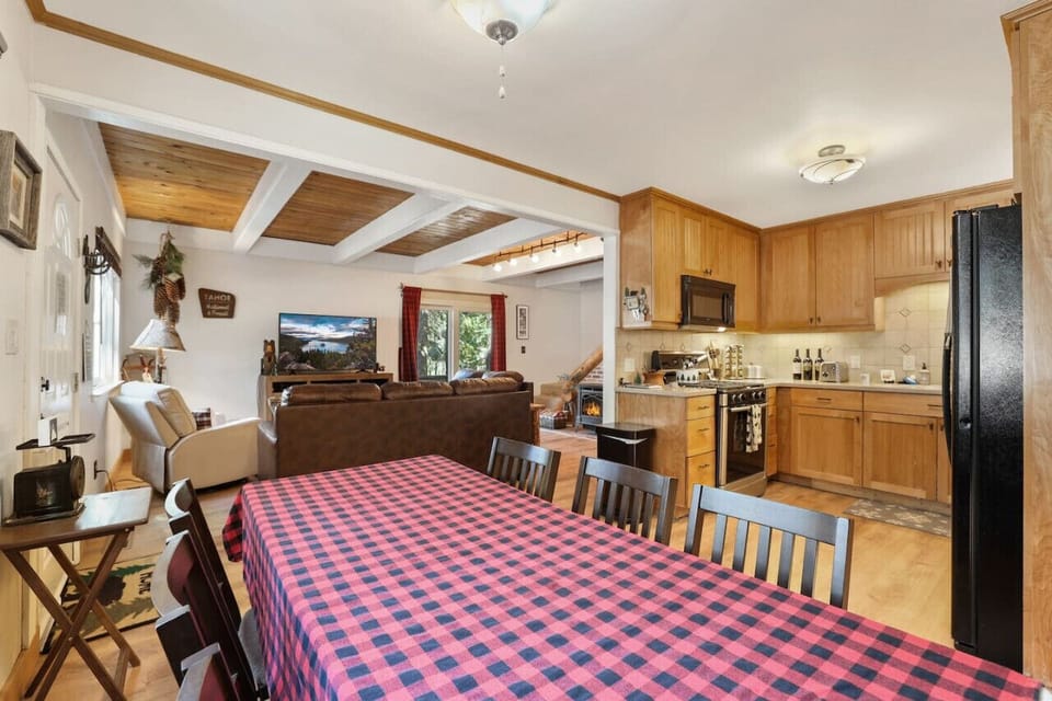Open concept dining room that seats 6