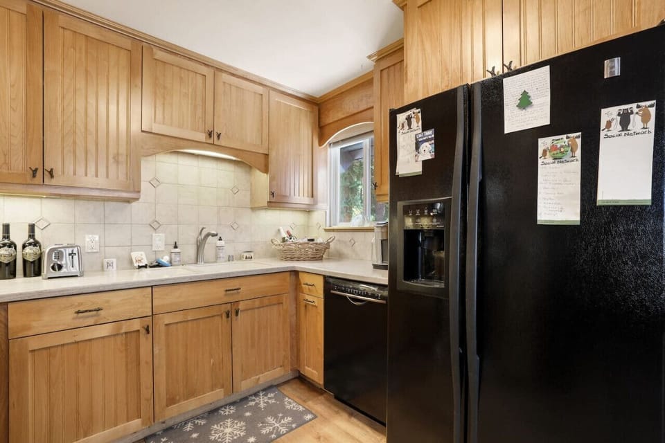 Fully stocked kitchen w/ gas range & coffee pods provided