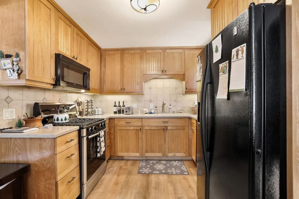 Fully stocked kitchen w/ gas range & coffee pods provided