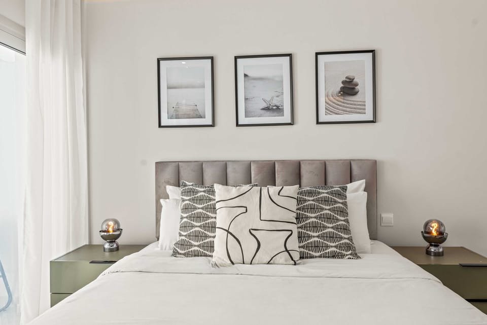 Luxury Studio | In-room safe, blackout drapes, iron/ironing board, WiFi (free)