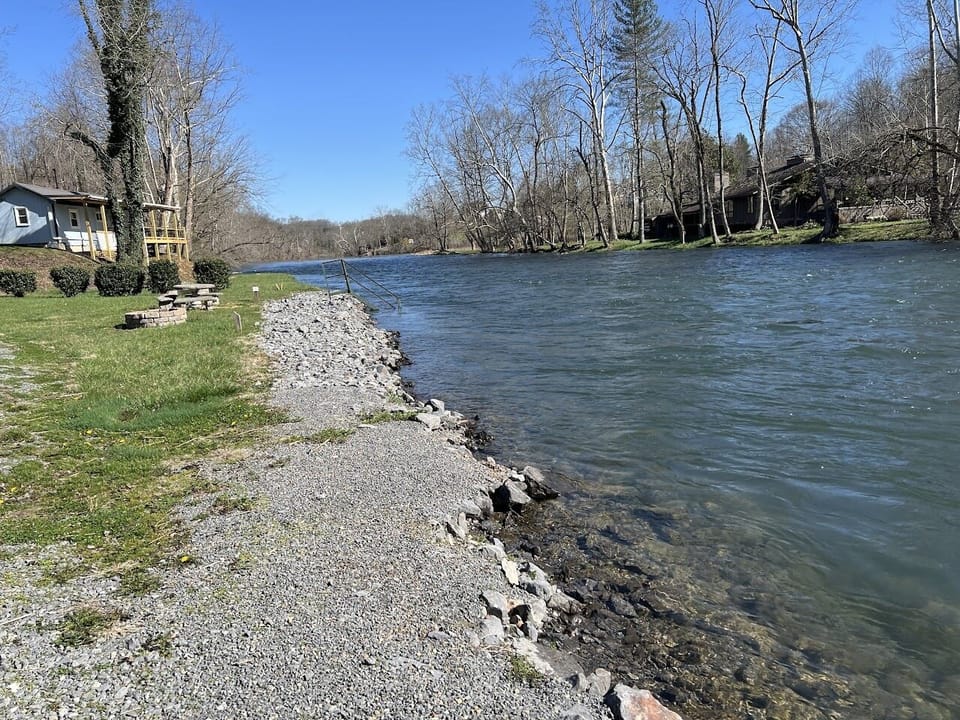 Pappaws Fishing Pad Rivers Edge up stream