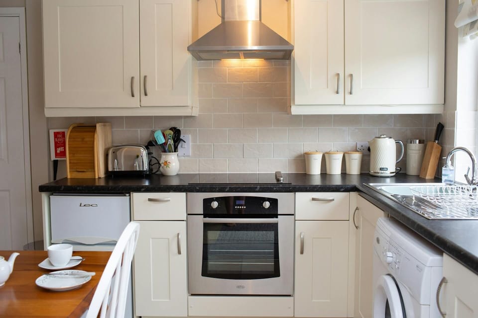 Fitted kitchen, toaster, washing machine, kettle, oven, hob and extractor fan