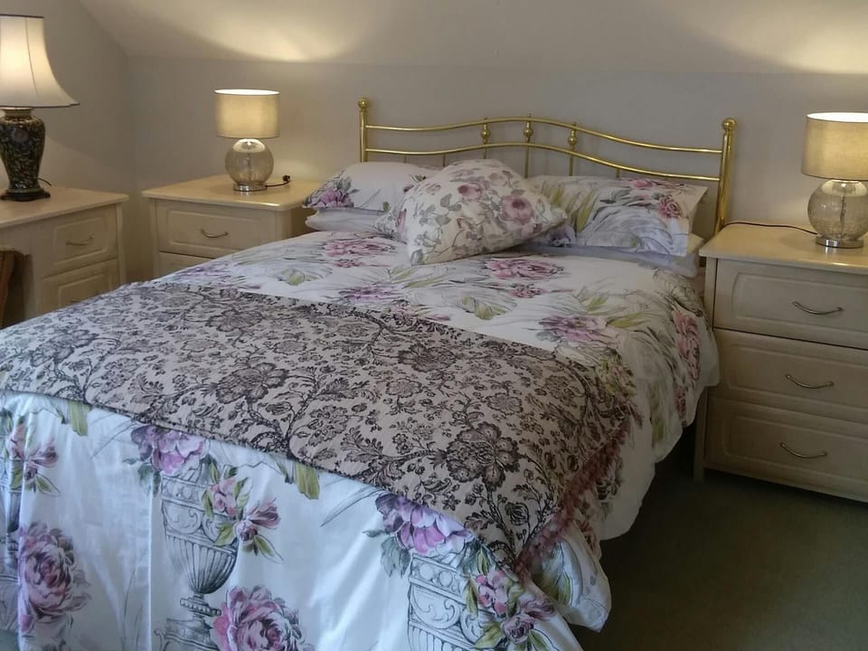 Double bed, bedside drawers with lamps