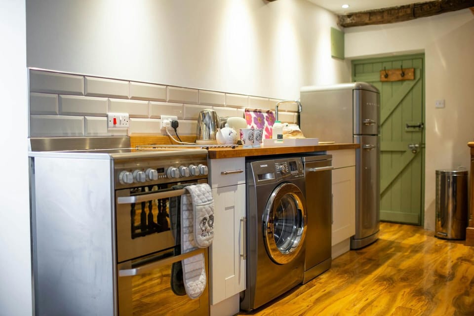 Electric cooker, washing machine and fridge freezer.