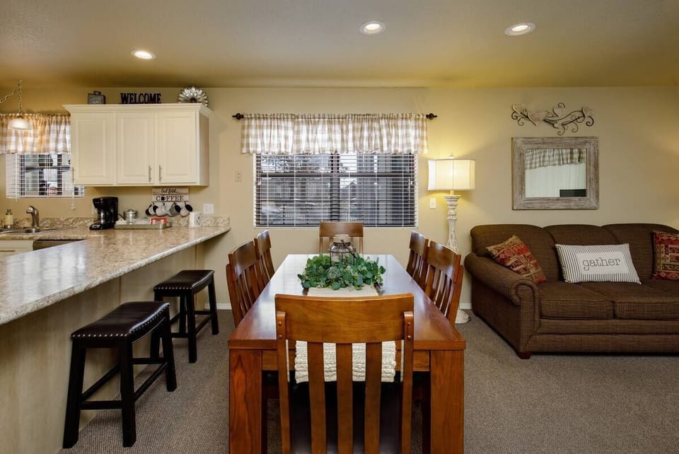 Dinning room table seats 6
With 2 bar stools