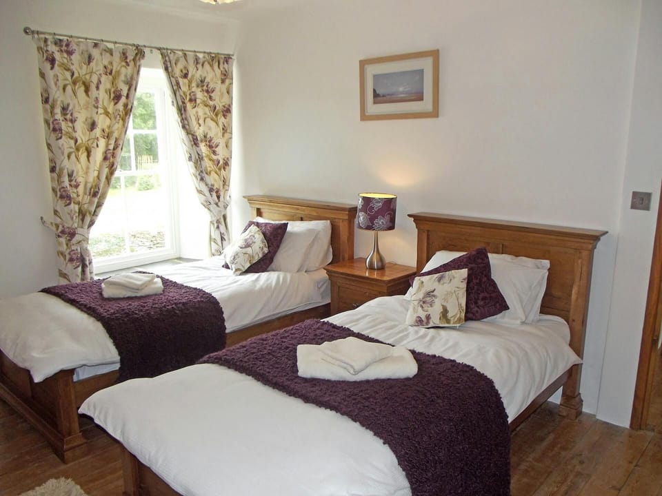 Twin bedroom, bedside cabinet with lamp