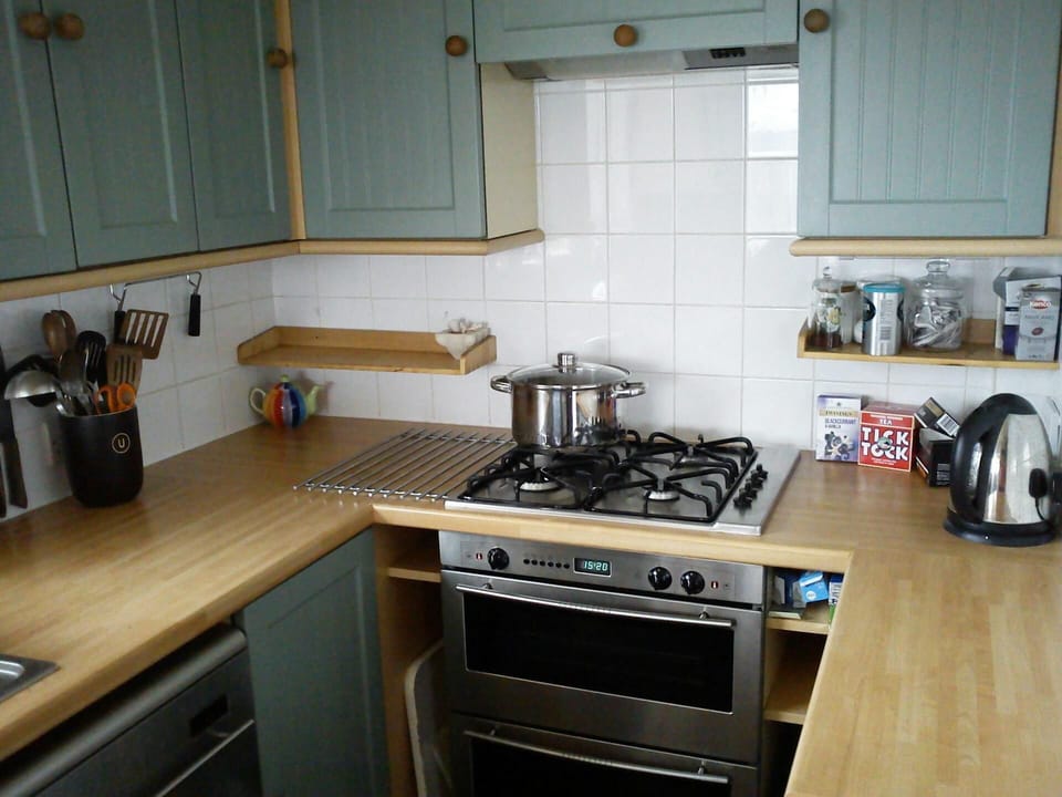 Fitted kitchen: oven with gas hob and kettle