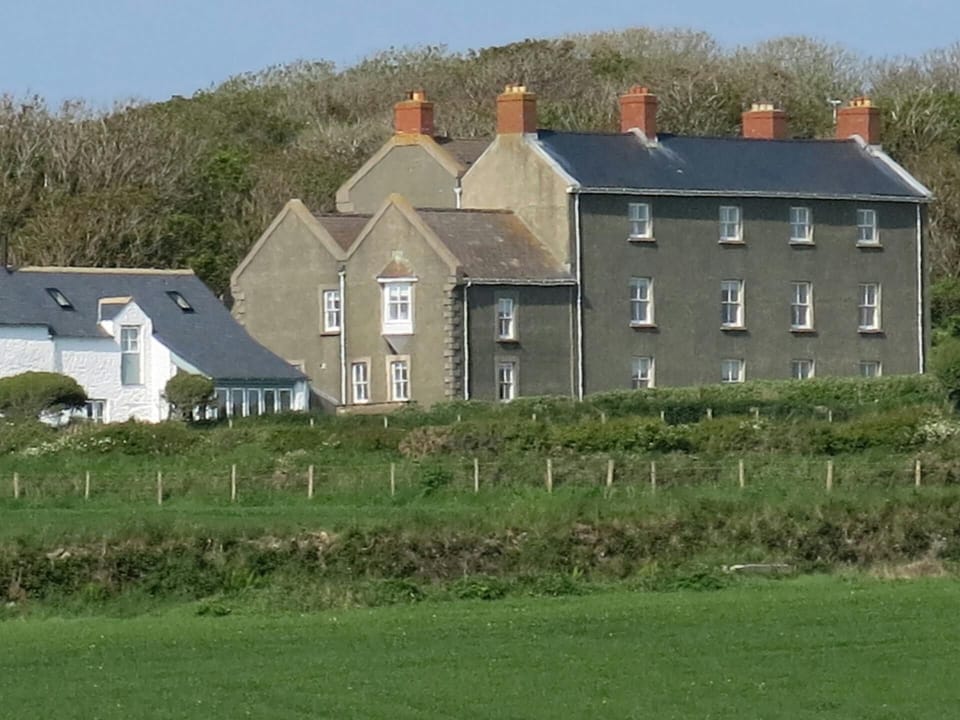 Llanunwas House