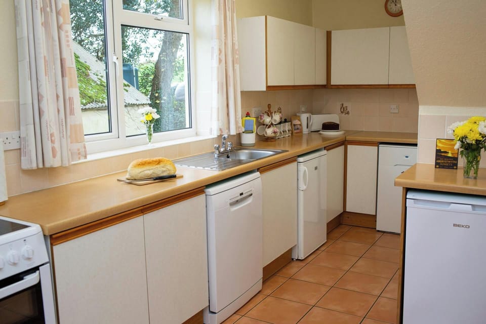 Kitchen with under counter fridge an freezer. Electric cooker and dish washer