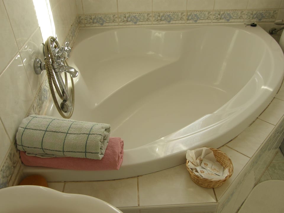 Quadruple Room | Bathroom | Free toiletries, hair dryer, slippers, towels