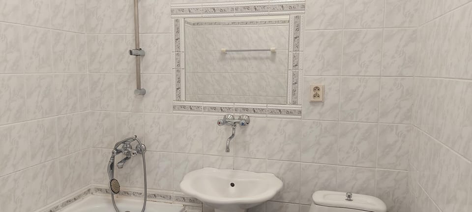 Quadruple Room | Bathroom | Free toiletries, hair dryer, slippers, towels