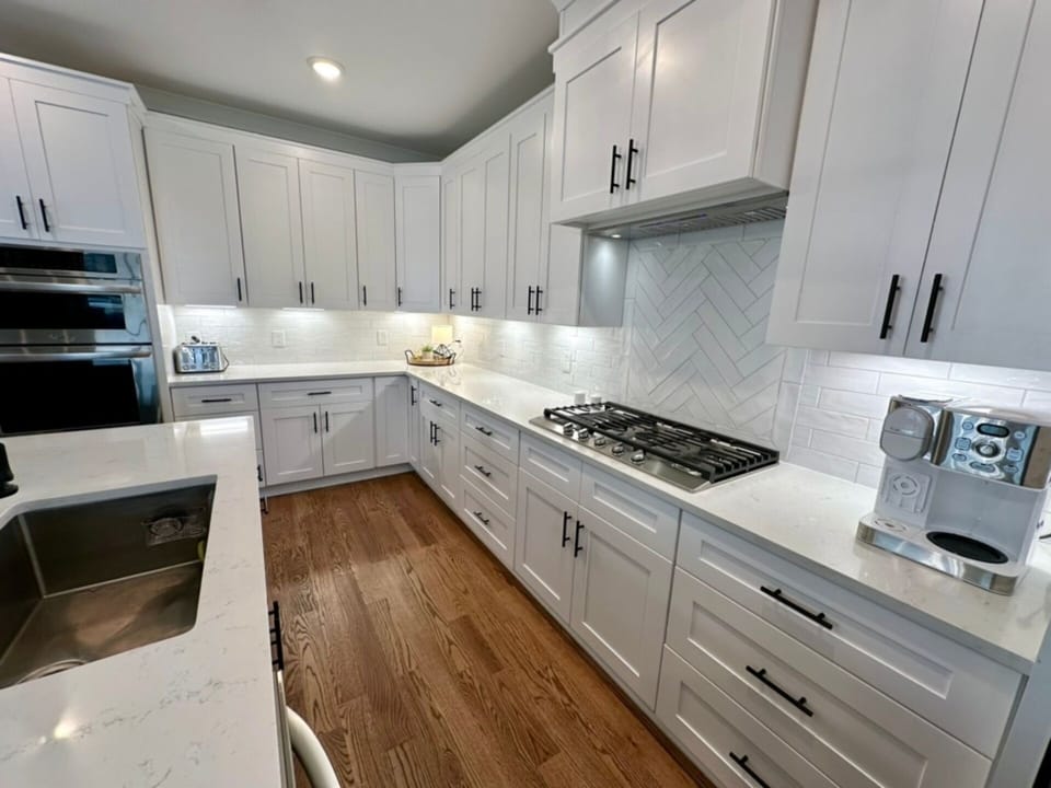 Large kitchen with gas stove, coffee maker that brews pots and kcups