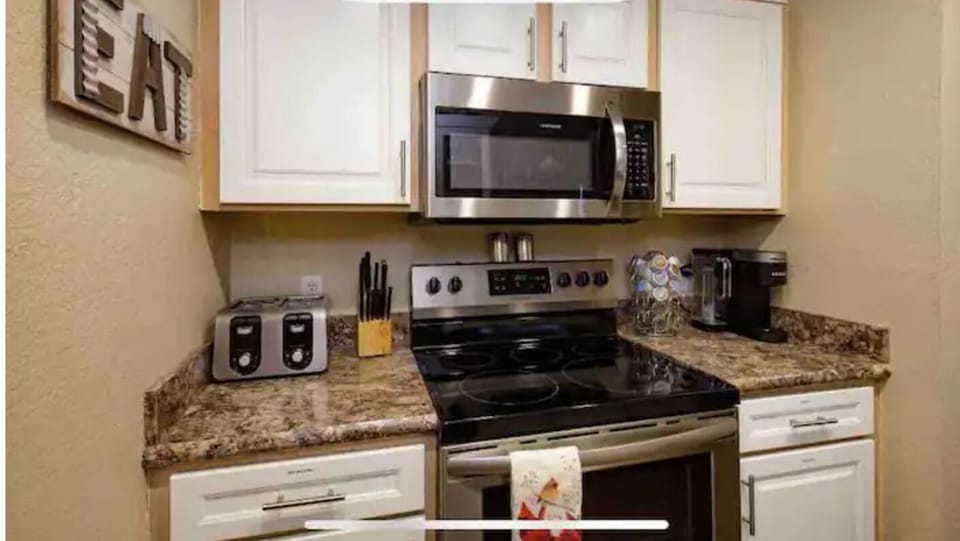 Full kitchen 