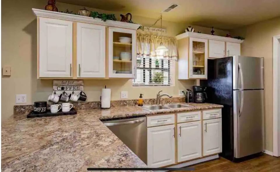 Full kitchen with cooking utensils provided 