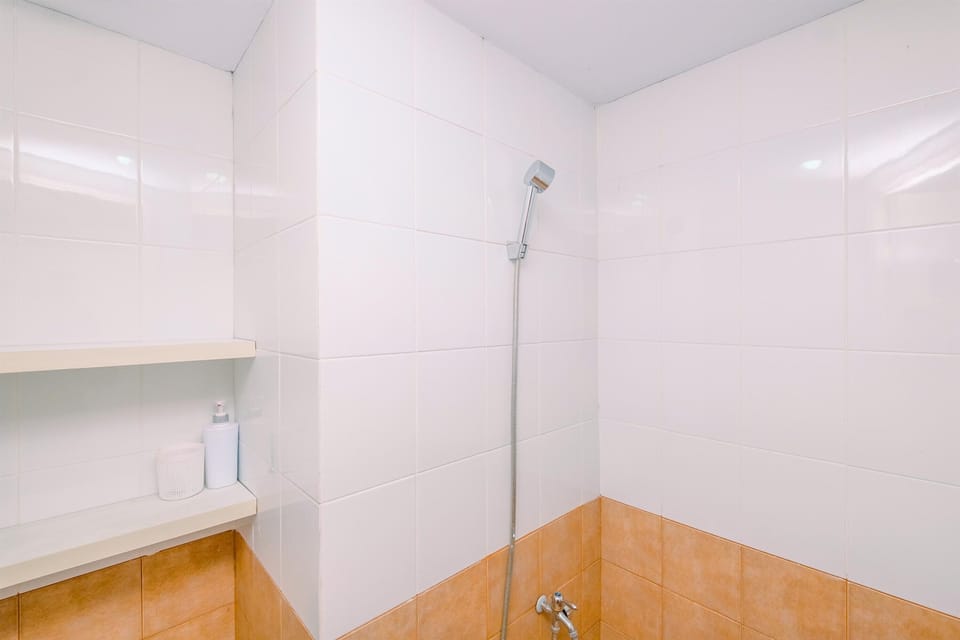 Studio | Bathroom | Shower, towels, soap, shampoo