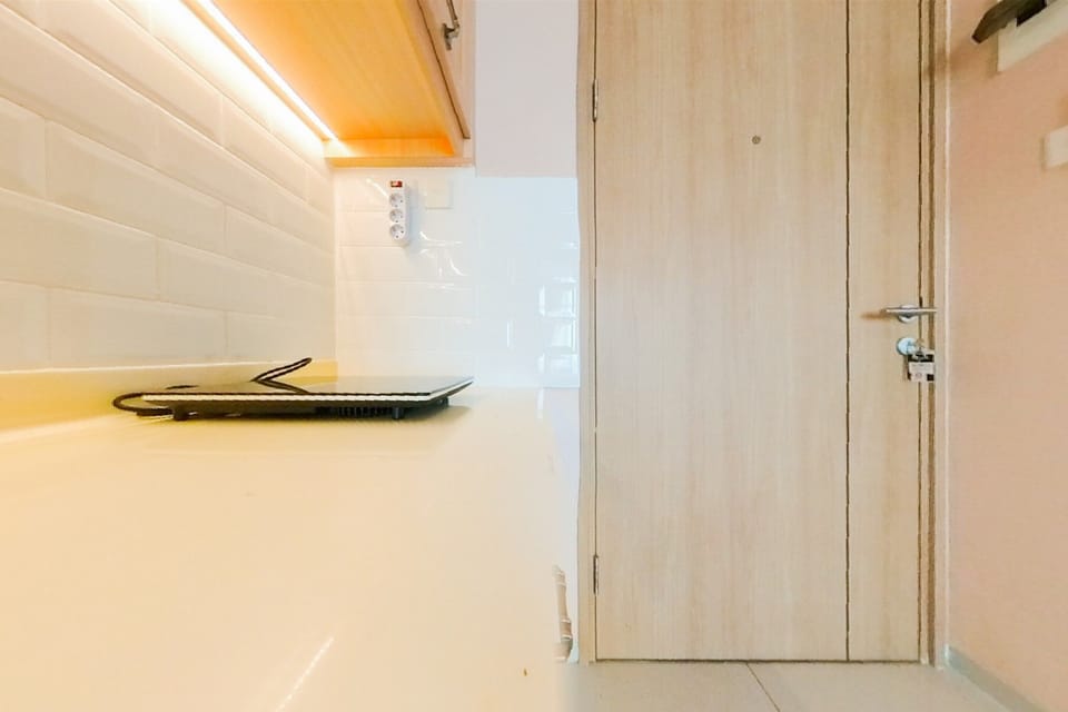 Full-size fridge, stovetop, electric kettle