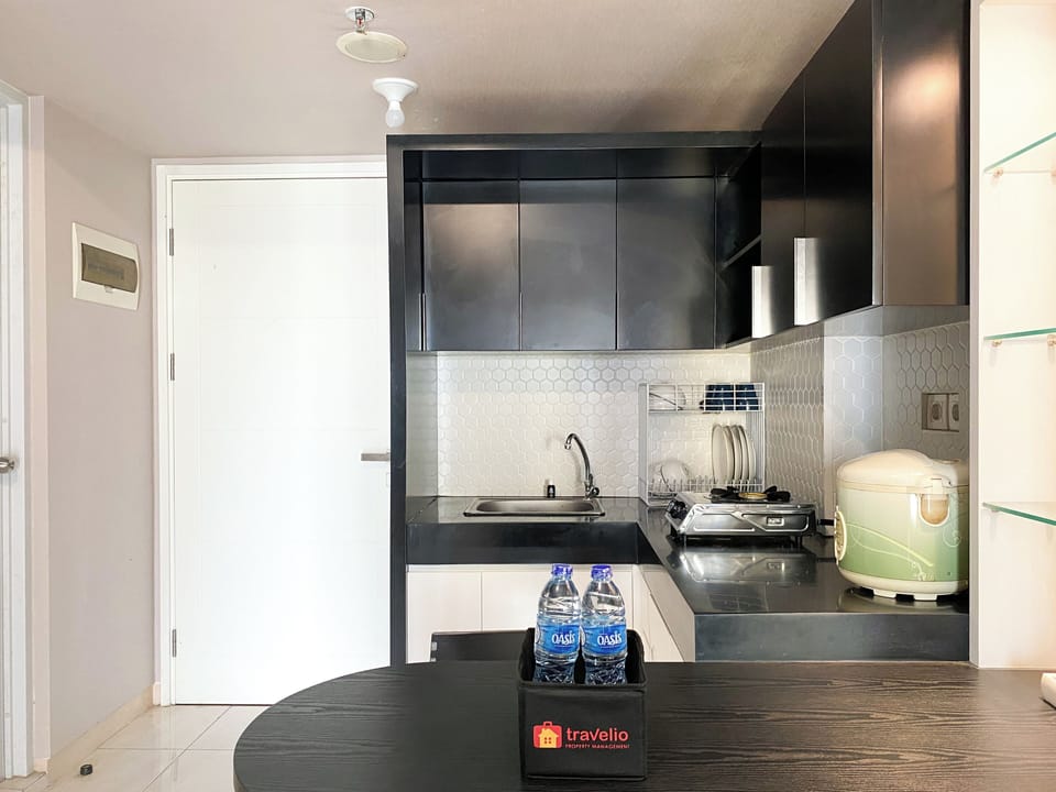 Full-size fridge, stovetop, electric kettle, cookware/dishes/utensils
