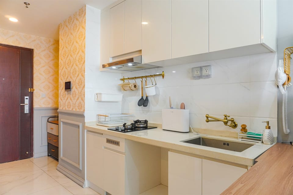Apartment | Private kitchen | Full-size fridge, stovetop, electric kettle