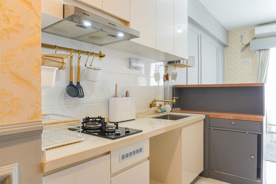 Apartment | Private kitchen | Full-size fridge, stovetop, electric kettle