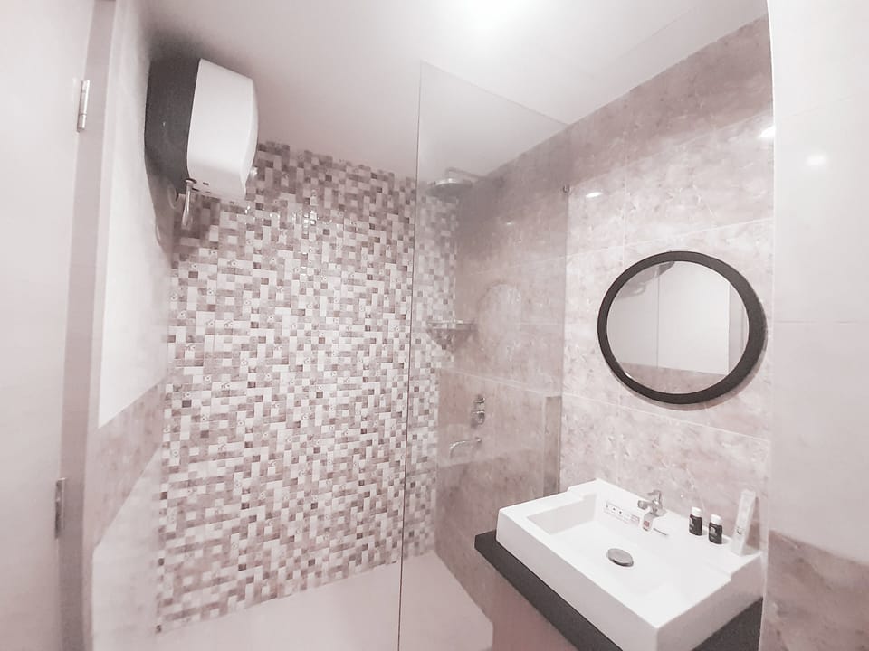 Studio | Bathroom | Shower, free toiletries, towels, soap