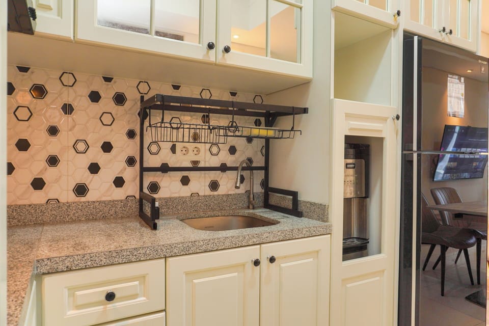 Apartment | Private kitchen | Fridge, stovetop, rice cooker