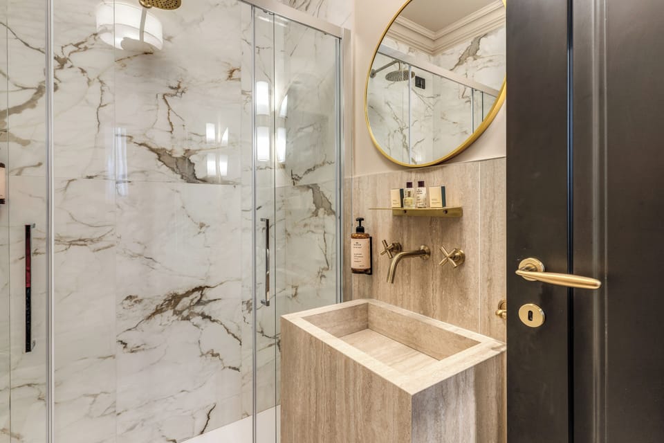 Deluxe Room | Bathroom | Shower, rainfall showerhead, free toiletries, hair dryer