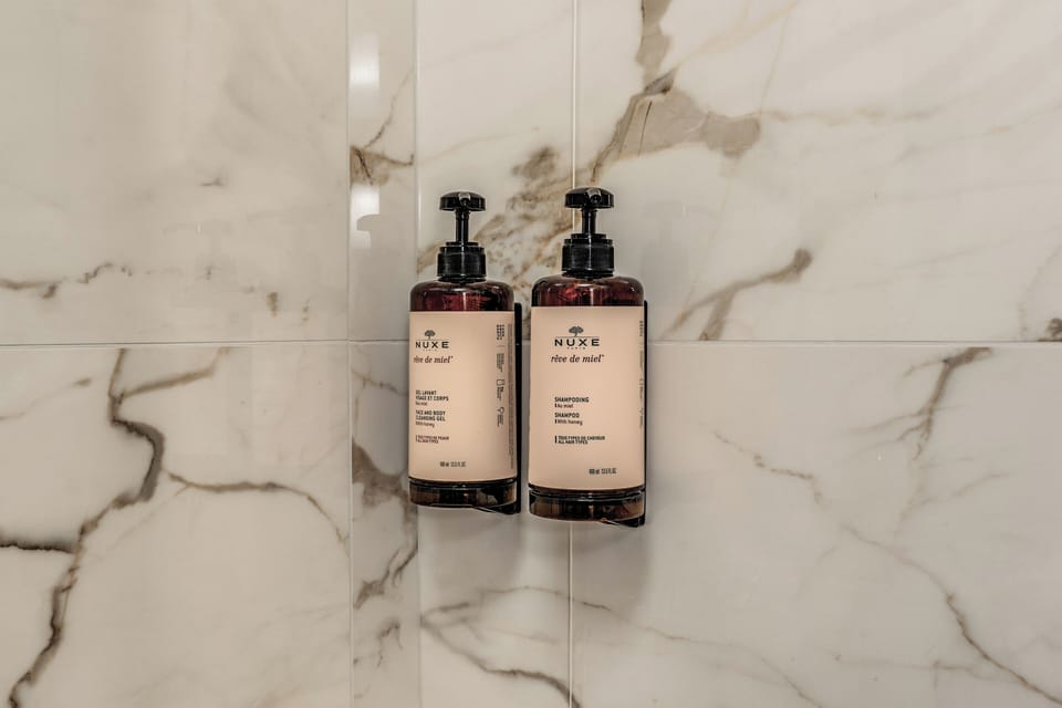 Deluxe Room | Bathroom | Shower, rainfall showerhead, free toiletries, hair dryer