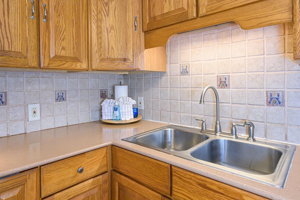 Plenty of counterspace in this kitchen!