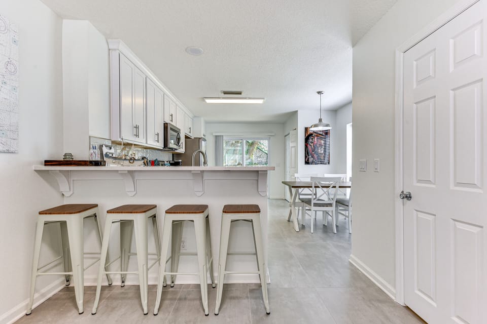 Additional Dining Area | Breakfast Bar | 1st Floor