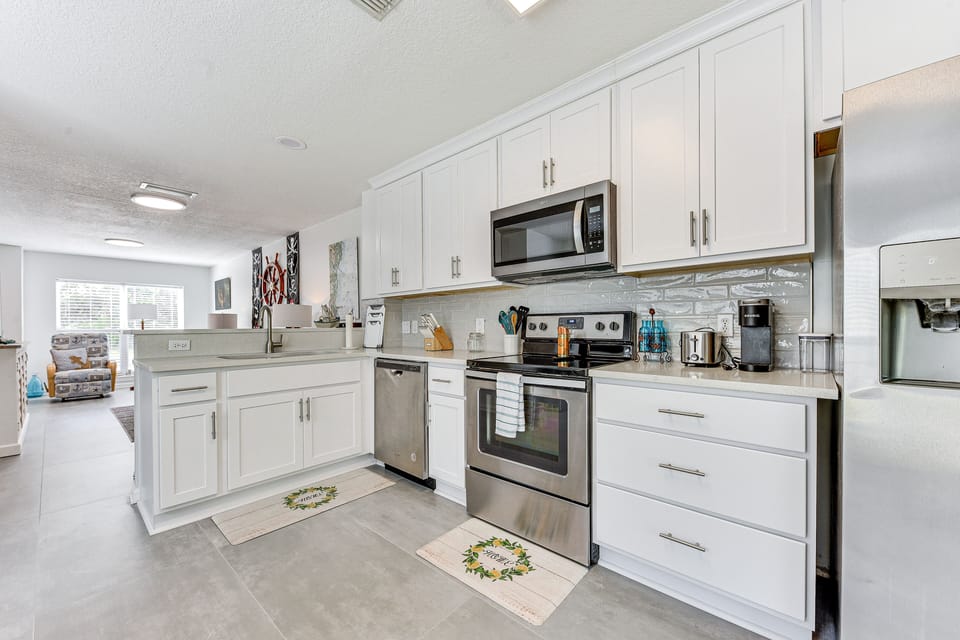 Kitchen | Equipped w/ Cooking Basics | 1st Floor