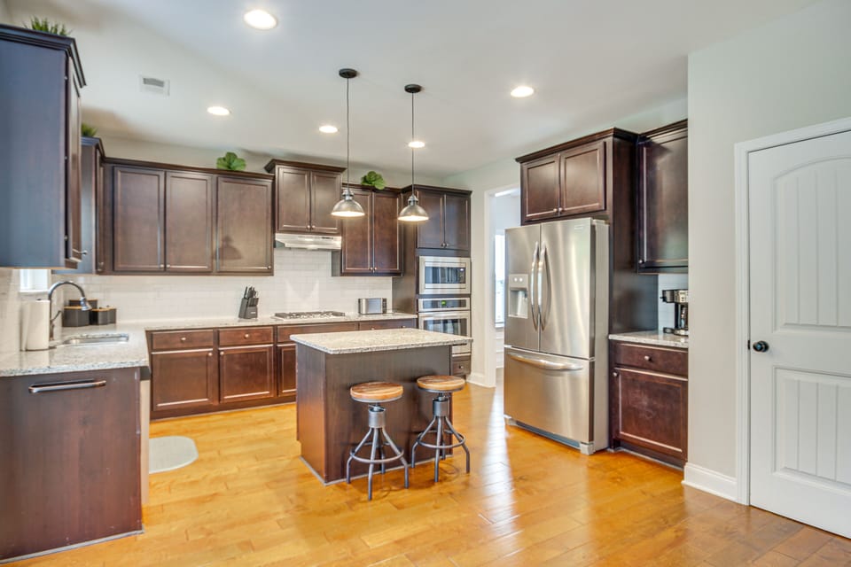 Kitchen | 1st Floor | Drip/Single-Serve Coffee Maker | Toaster | Dishwasher