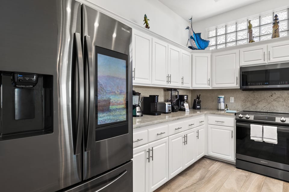 Large kitchen, great for cooking meals!