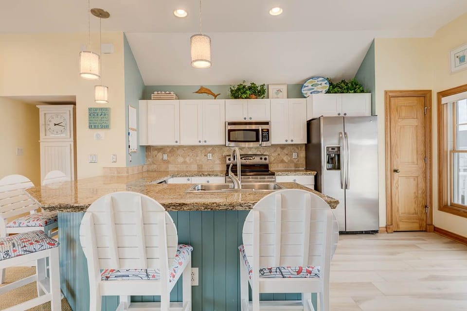 Top-Level Kitchen with Bar (seats 5)