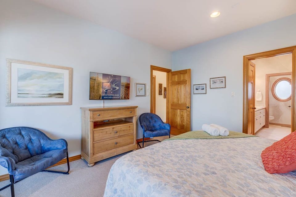 Mid-Level Queen Bedroom, shares Jack and Jill Full Bathroom