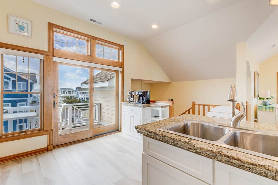 Top-Level Kitchen with Bar (seats 5)