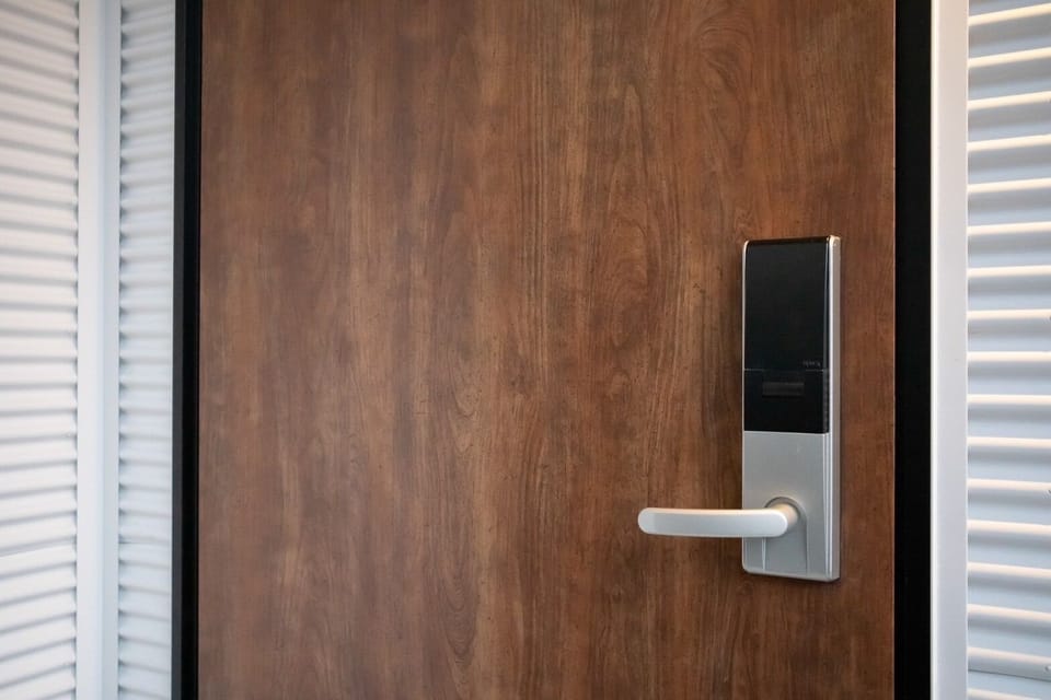The entrance can be locked and unlocked using the numeric keypad.